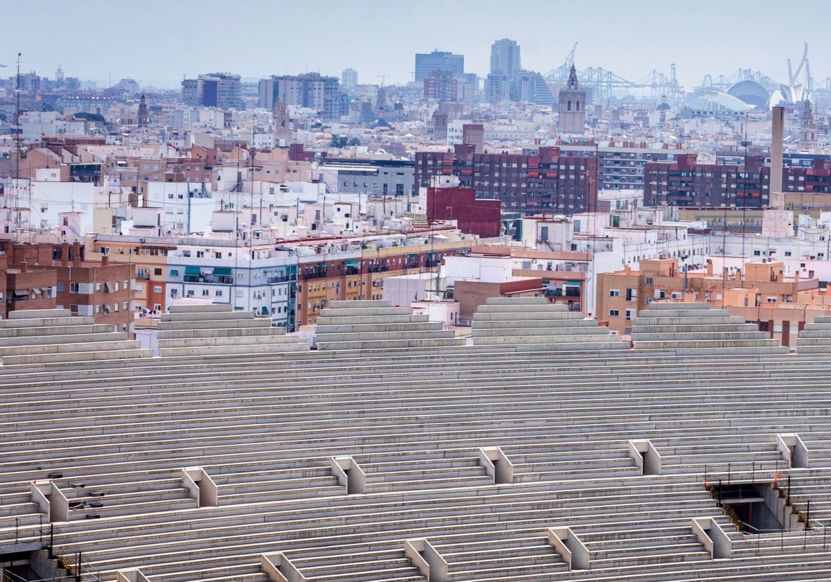 Panorámica del estadio con el barrio al fondo.