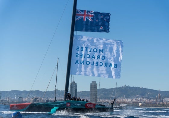 Embarcación del equipo Team New Zealand, ganador de la última edición, en la Marina de Barcelona.