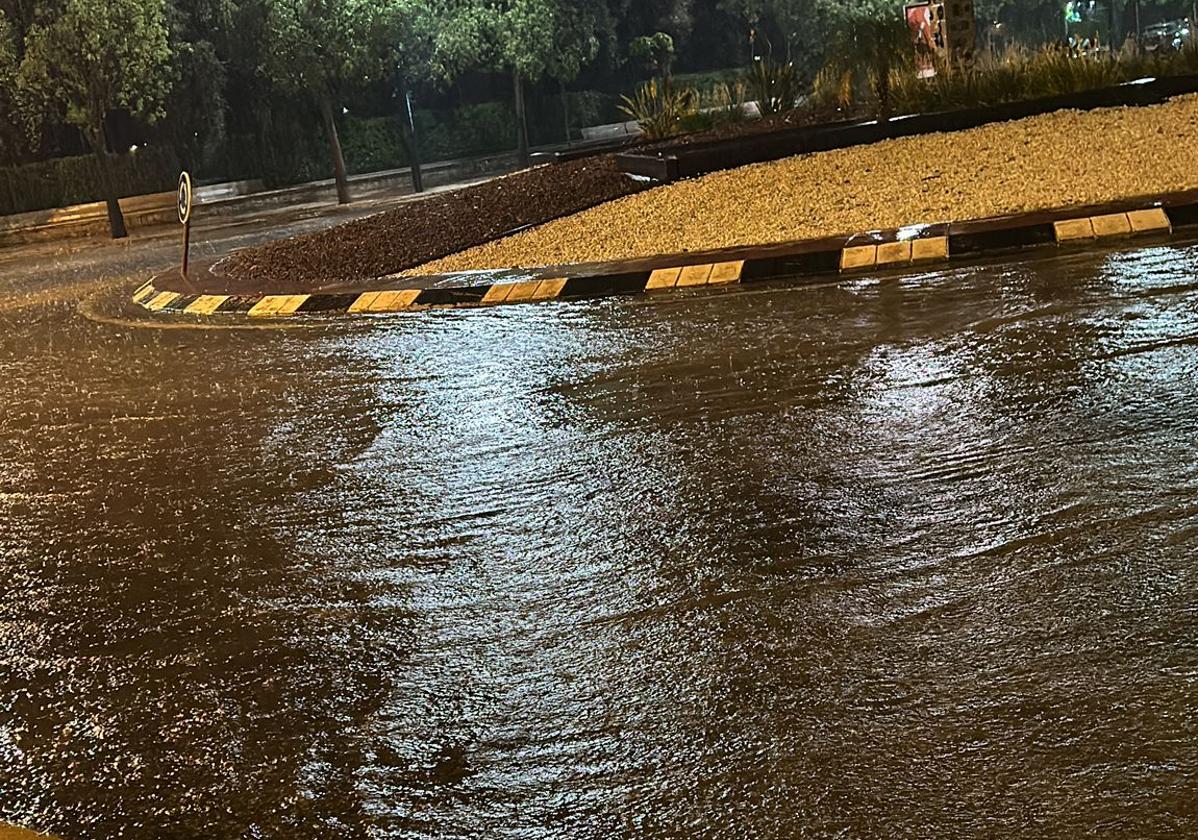 Agua acumulada en una de las calles de Alzira.