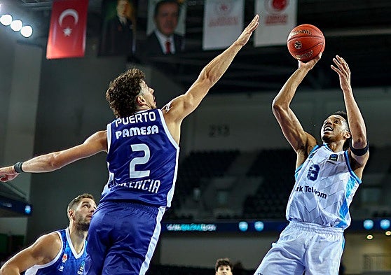 Puerto defiende un tiro de Brown.