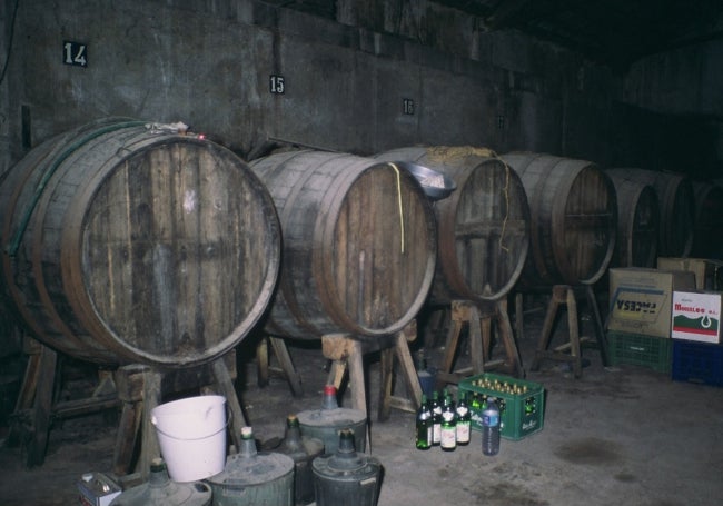 Barricas con holandas de destilación.