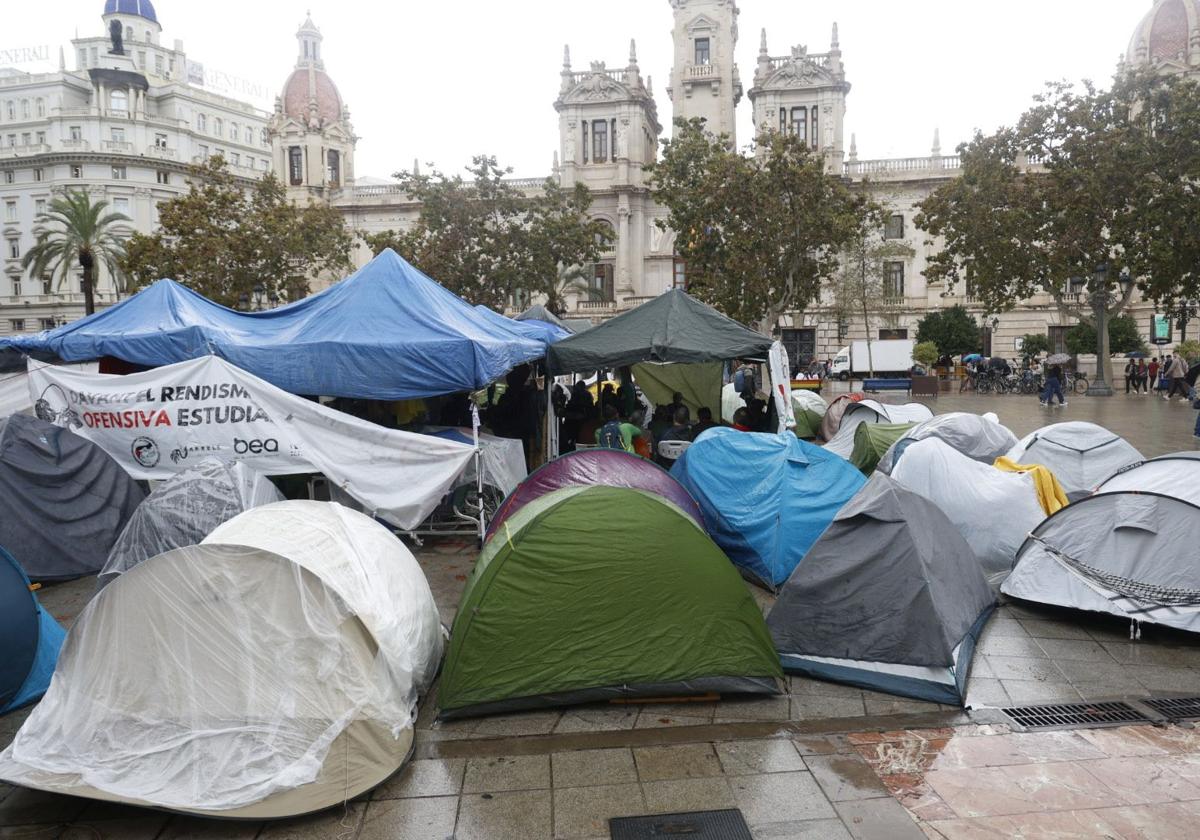 Acampada en la Plaza del Ayuntamiento por el dercho a la vivienda digna este miércoles.