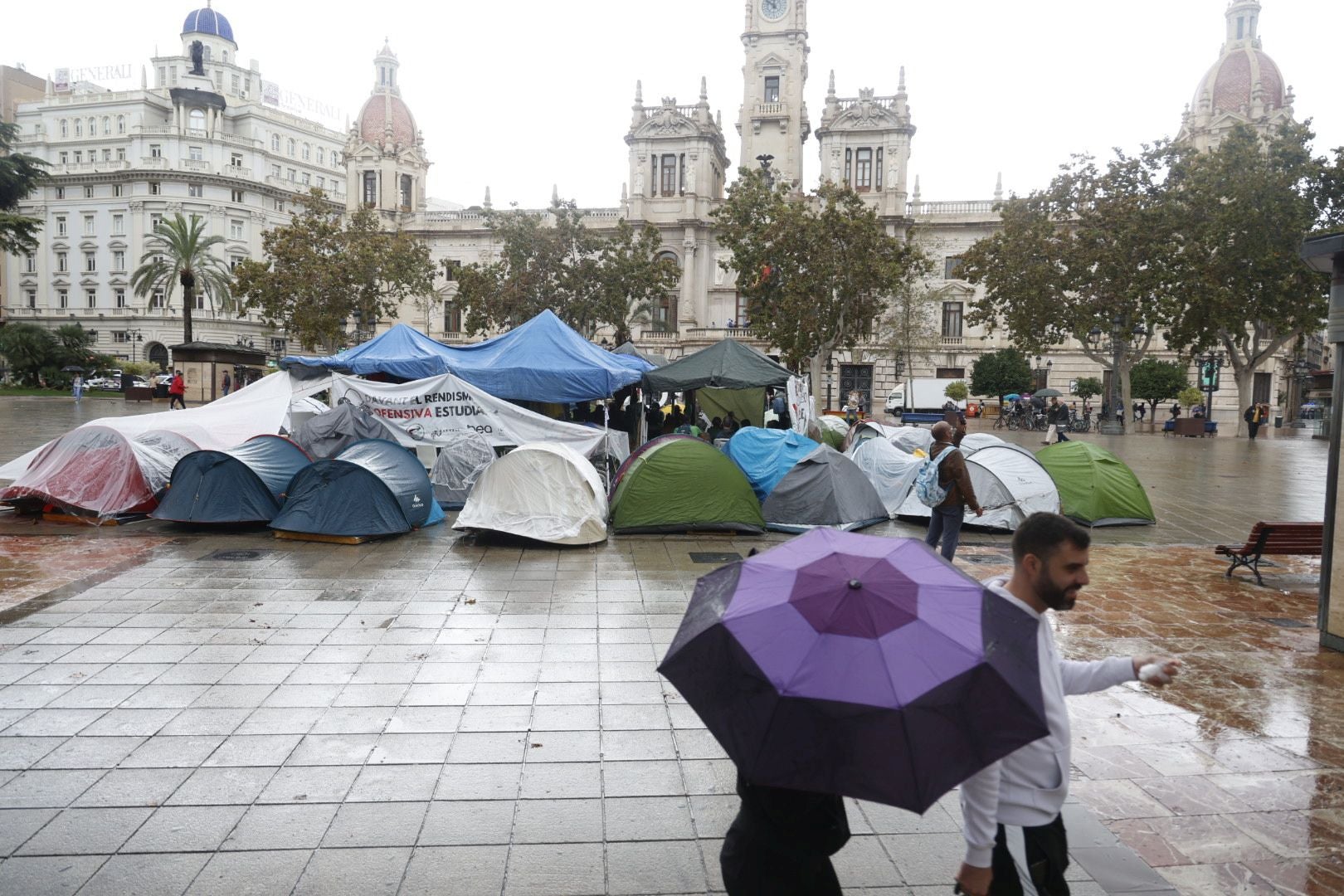 FOTOS | Los acampados frente al Ayuntamiento en protesta por la vivienda se mantienen pese a la lluvia