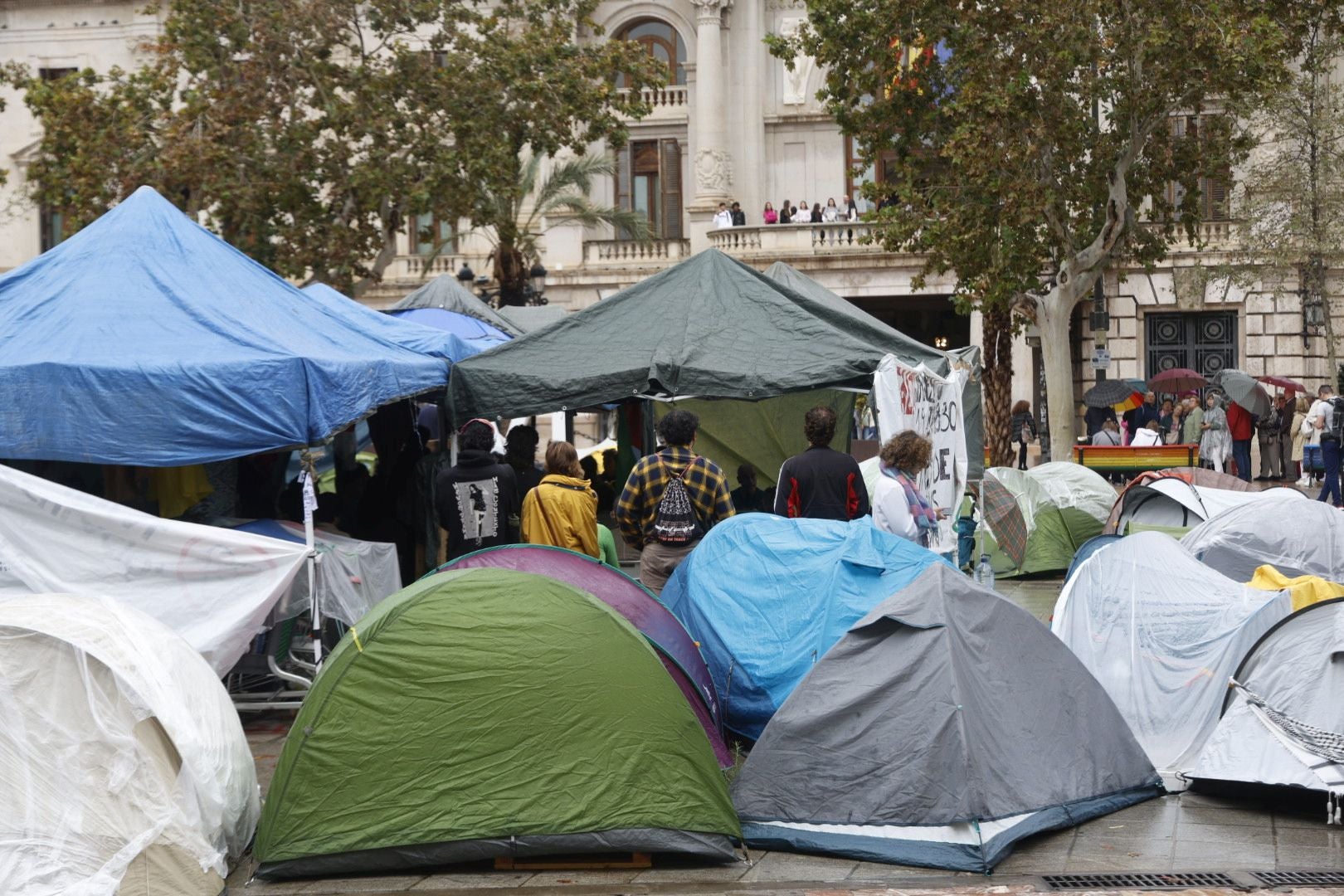 FOTOS | Los acampados frente al Ayuntamiento en protesta por la vivienda se mantienen pese a la lluvia