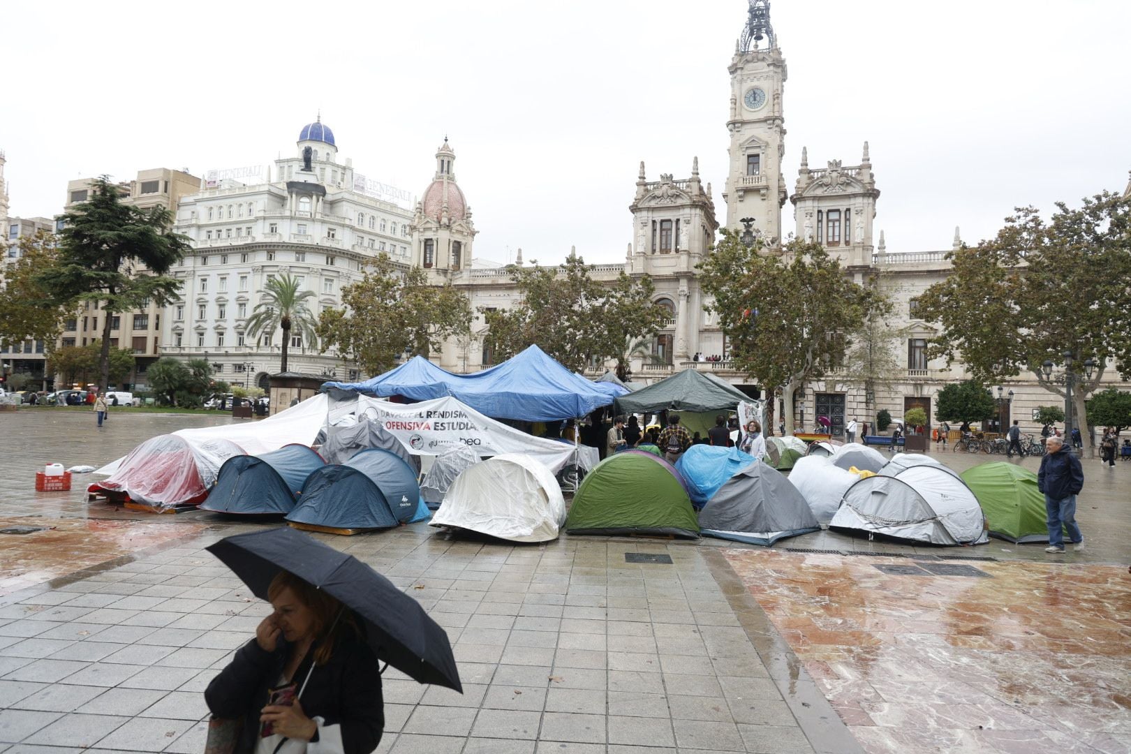 FOTOS | Los acampados frente al Ayuntamiento en protesta por la vivienda se mantienen pese a la lluvia