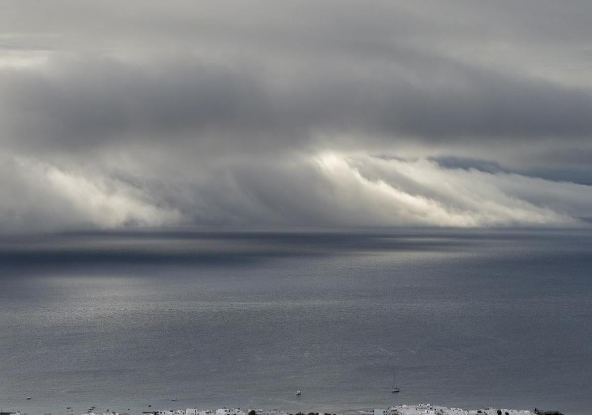 Nubes frente al mar en una playa española.