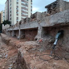 Viga de hormigón hallada en la muralla.