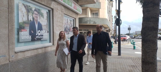 Jorge Rodríguez, junto a Natalia Enguix, a su llegada a la sede de Ens Uneix.