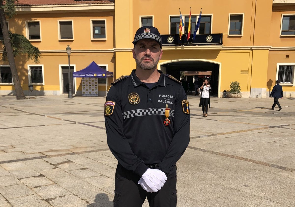 El agente Pedro Navarro en la Central de Policía Local de Valencia.