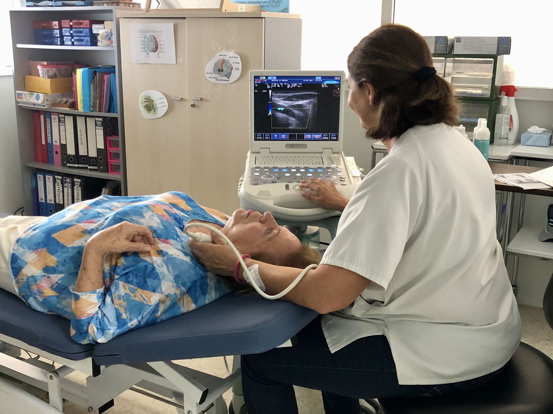 Una mujer, durante el estudio neurovascular.