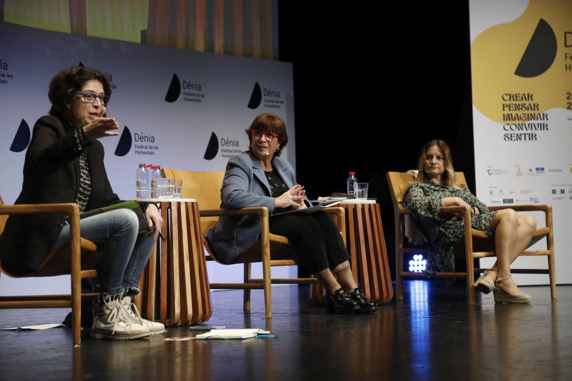 El debate sobre literatura y Maria ibars y el público asistente al acto inaugural.