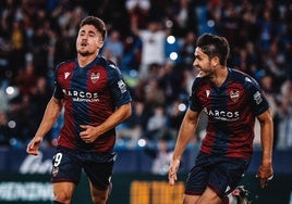 Iván Romero celebra uno de sus dos goles en el Ciutat de Valencia