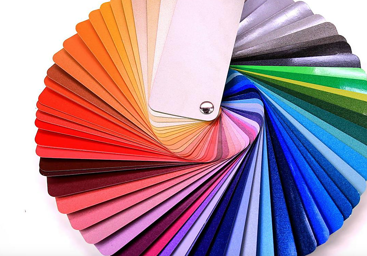 La psicología destaca los tres colores que usan las personas inteligentes