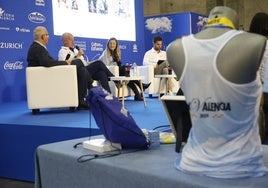 Intervención de Paco Borao durante la presentación del Medio Maratón Valencia Trinidad Alfonso Zurich.