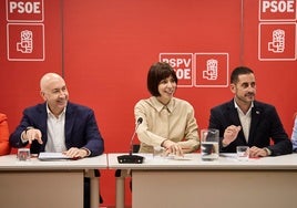 Diana Morant, entre Alejandro Soler y Carlos Fernández Bielsa, en la reunión de la ejecutiva del PSPV de este jueves.