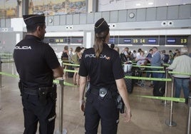 La Policía Nacional en el aeropuerto de Manises en una imagen de archivo.