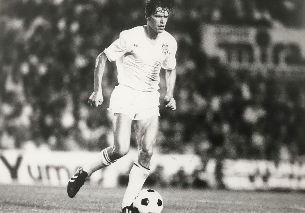 Arnesen en Mestalla durante un partido de la única campaña que jugó con el Valencia.