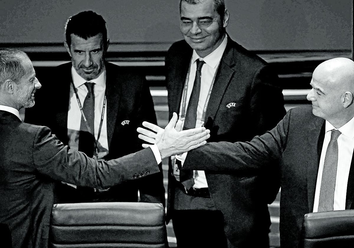 Aleksander Ceferin, a la izquierda, choca la mano con el presidente de la FIFA, Gianni Infantino.