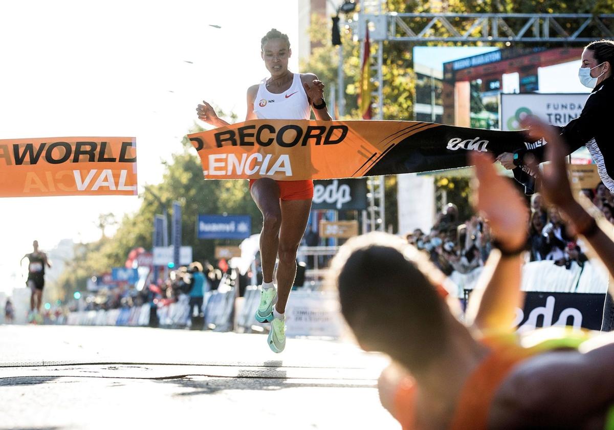 La atleta etíope Letesenbet Gidey cruza la meta y bate el récord del mundo, en la Media Maratón de Valencia 2021.