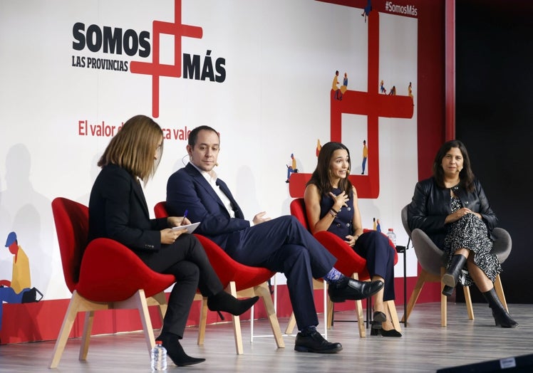 Los participantes en la mesa junto a la periodista María José Carchano.