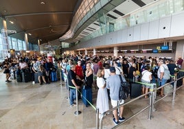 Pasajeros en la terminal de Manises.