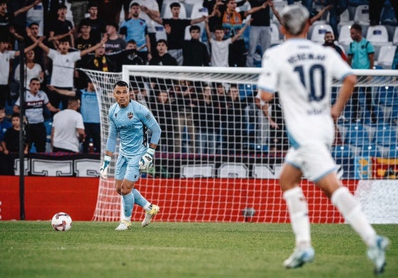 Andrés Fernández, durante el partido del Levante ante el Deportivo en el Ciutat de Valencia