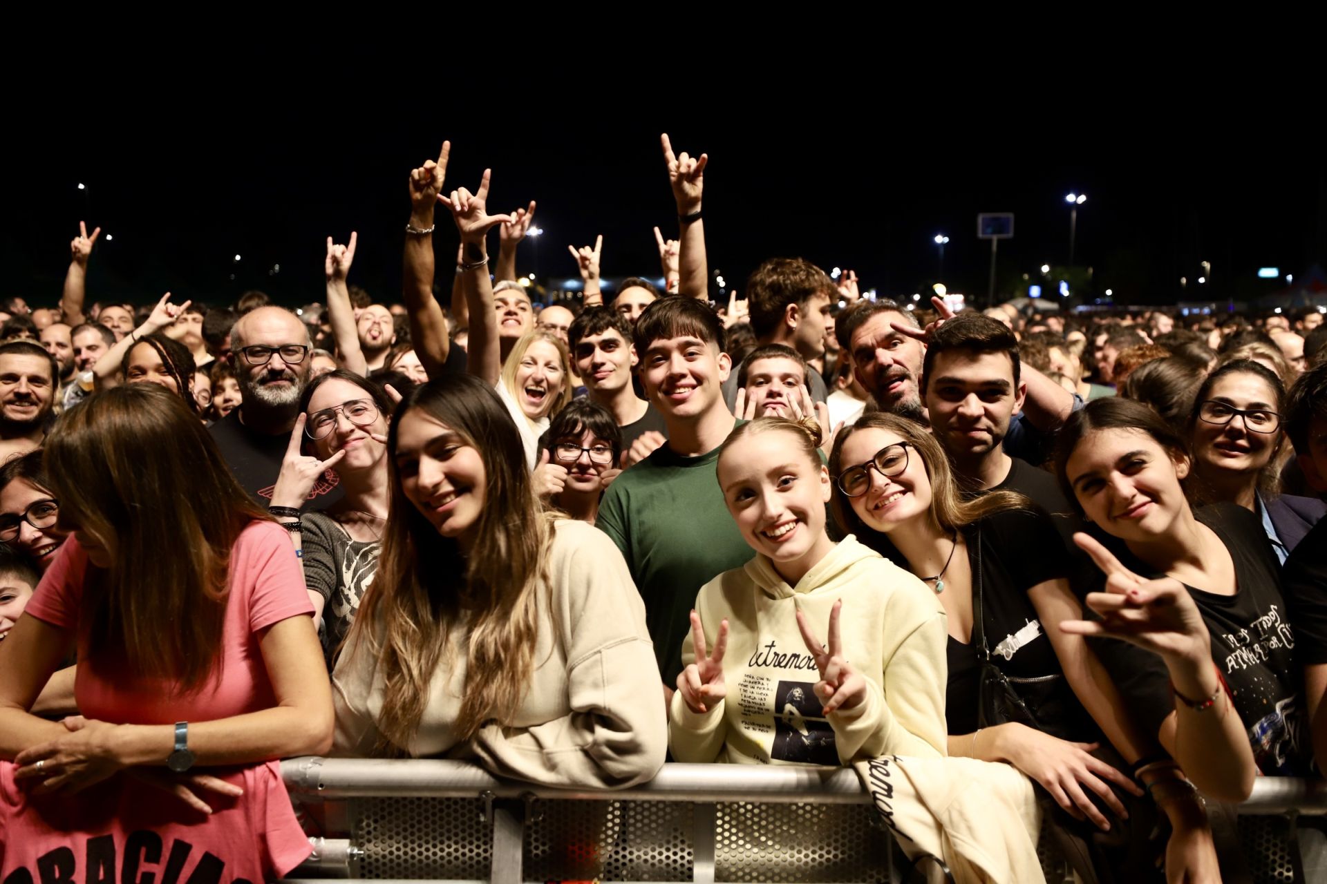 Miles de valencianos vibran con Robe en La Marina