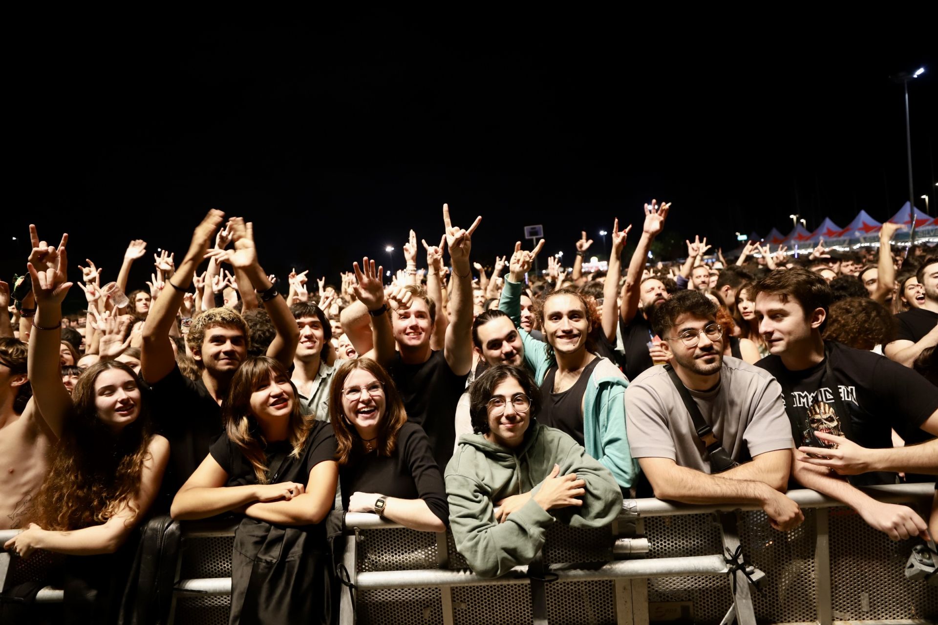 Miles de valencianos vibran con Robe en La Marina