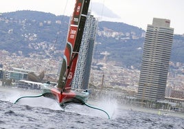 El Team New Zealand navega durante la batalla final con el Ineos Britannia por la Copa América en Barcelona.