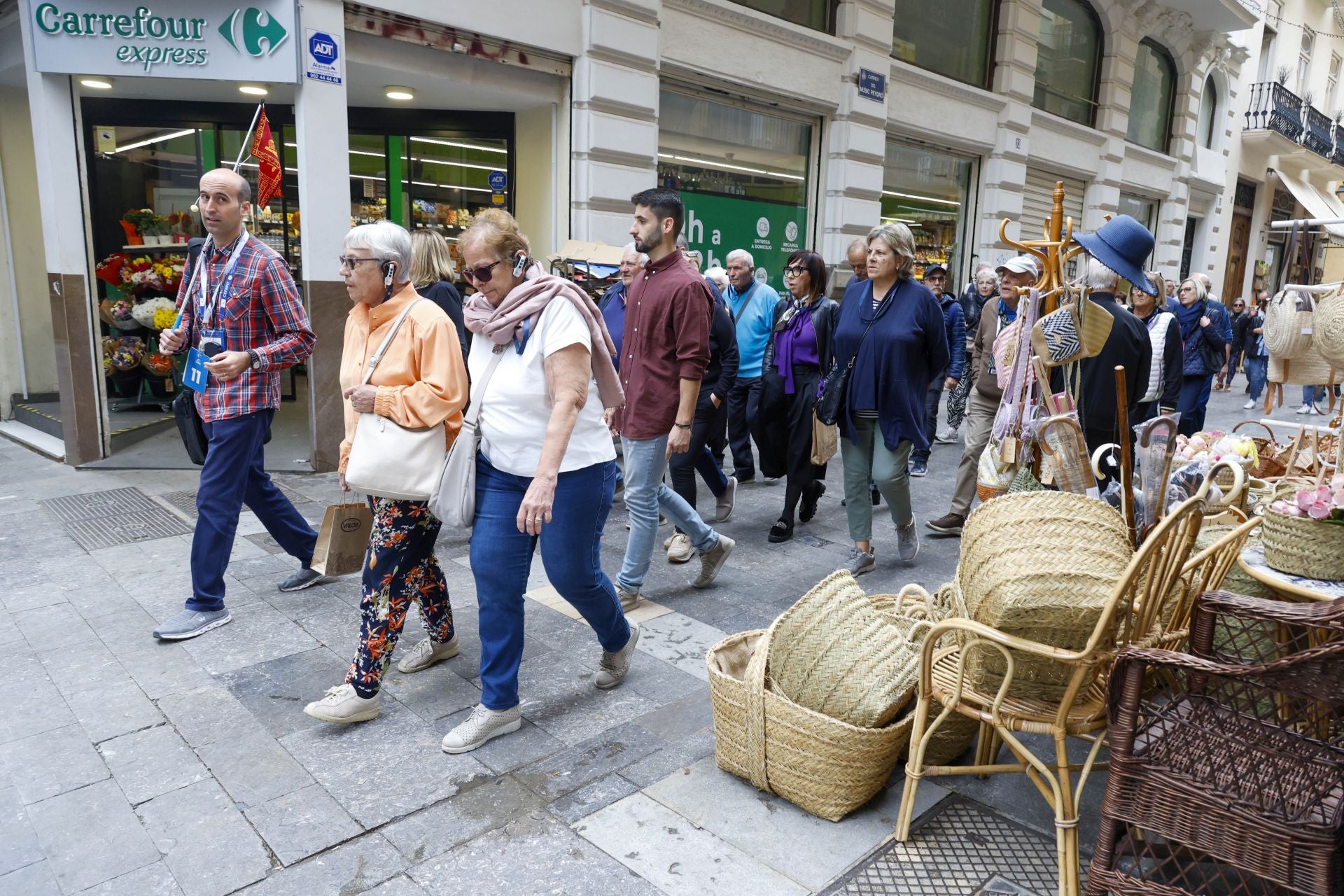 Una avalancha de cruceristas llena de turistas en centro de Valencia