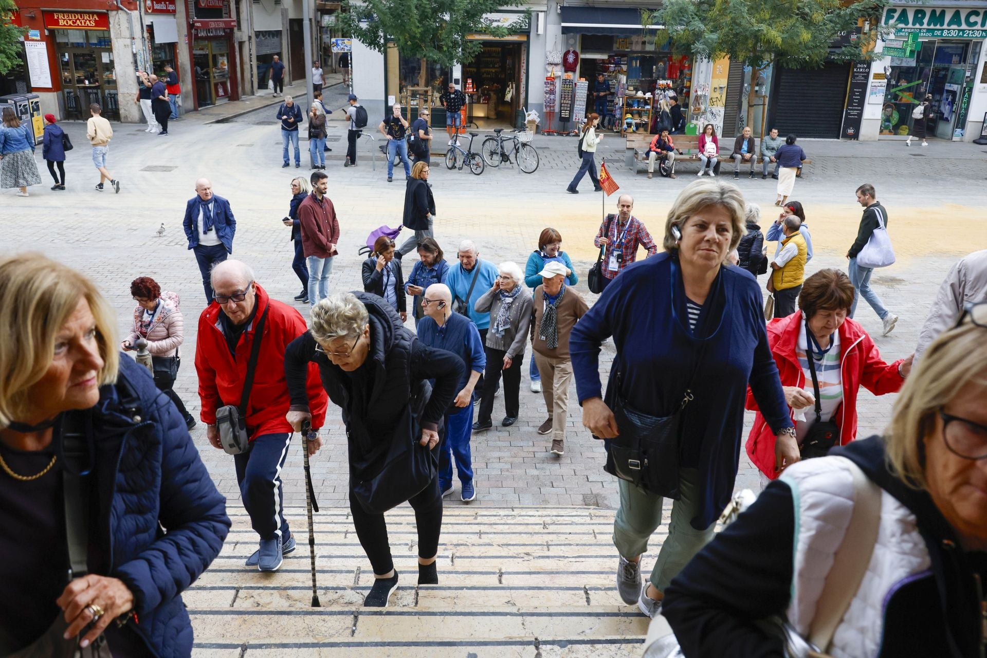 Una avalancha de cruceristas llena de turistas en centro de Valencia