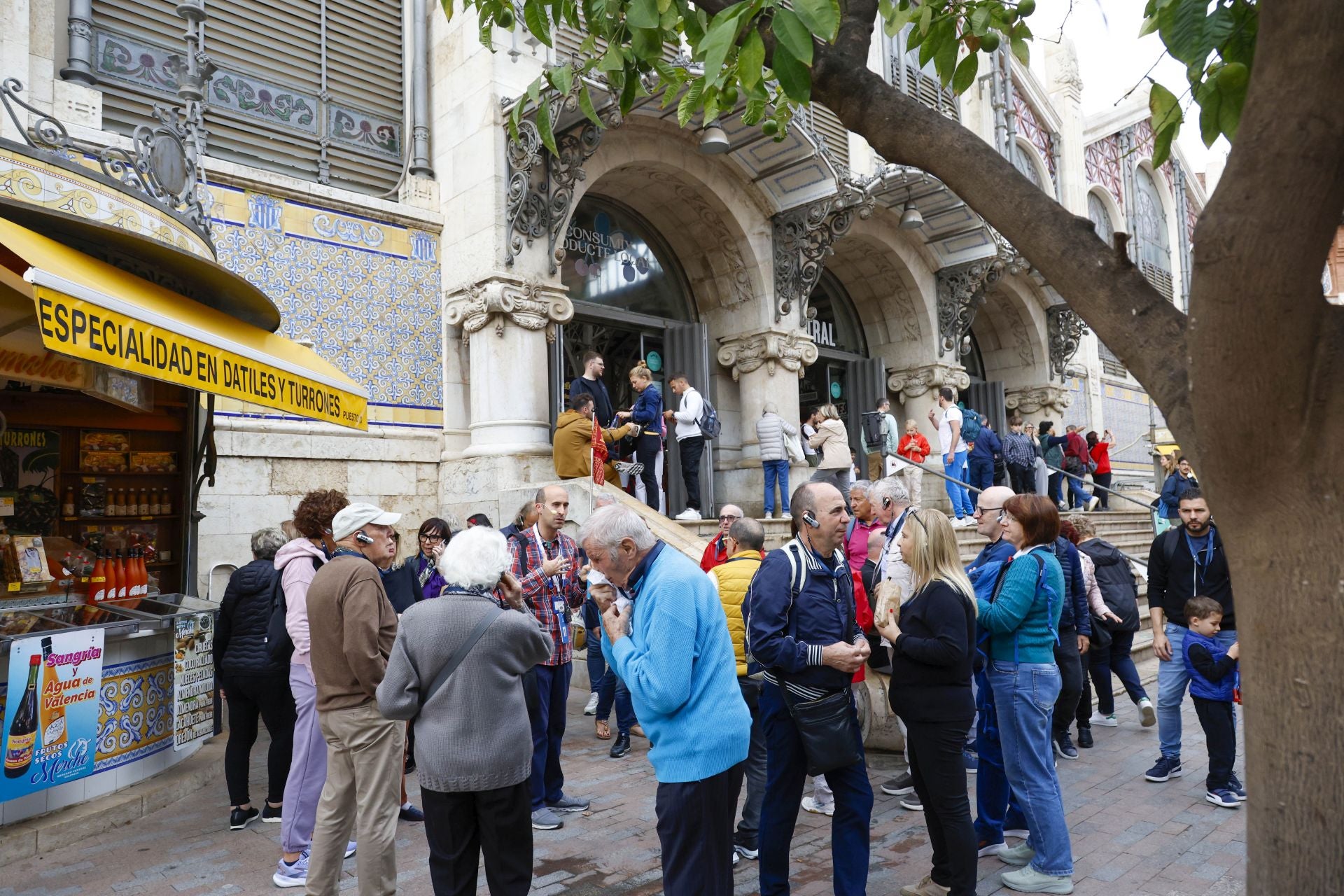 Una avalancha de cruceristas llena de turistas en centro de Valencia