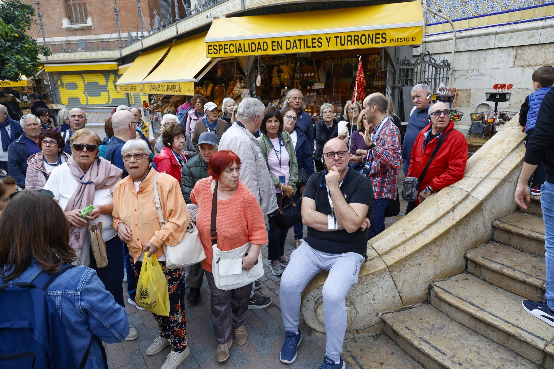 Una avalancha de cruceristas llena de turistas en centro de Valencia