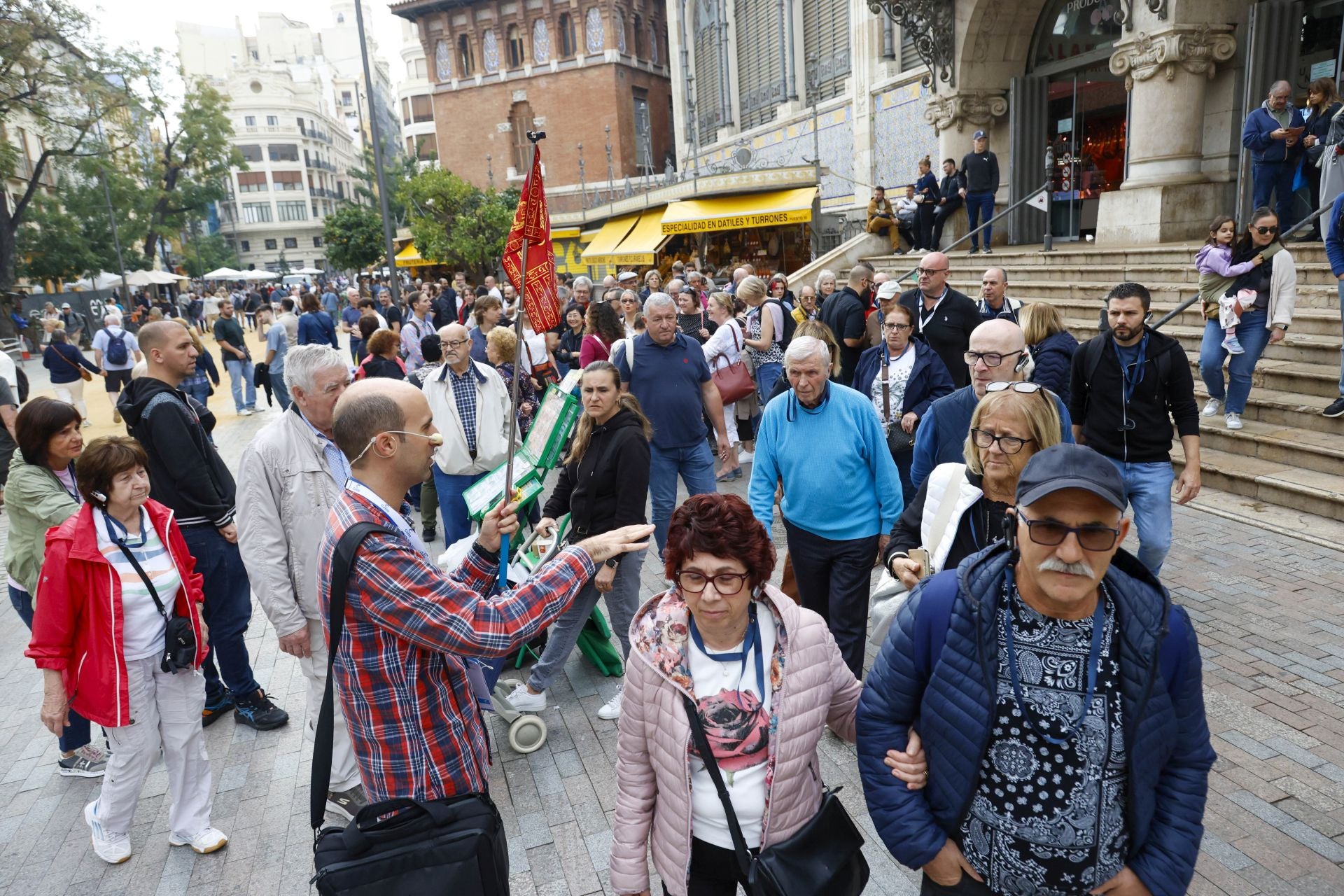 Una avalancha de cruceristas llena de turistas en centro de Valencia