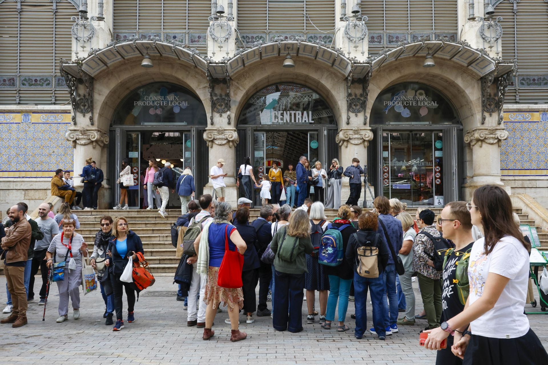 Una avalancha de cruceristas llena de turistas en centro de Valencia