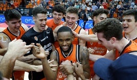 Jean Montero, en el centro, con el Valencia Basket.