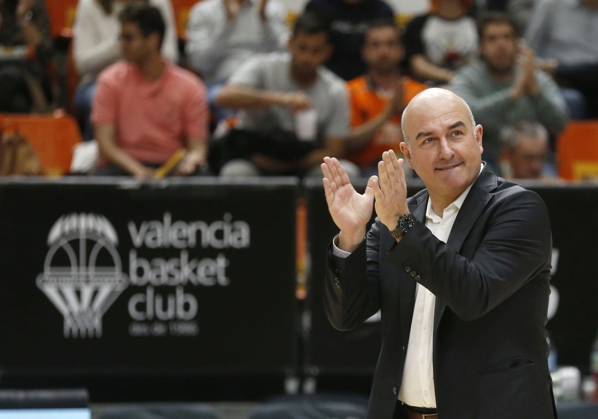 Jaume Ponsarnau saluda a la afición en su última visita a la Fonteta.