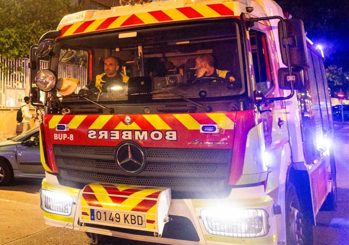 Bomberos desplegados en un reciente incendio ocurrido en Valencia, en una imagen de archivo.