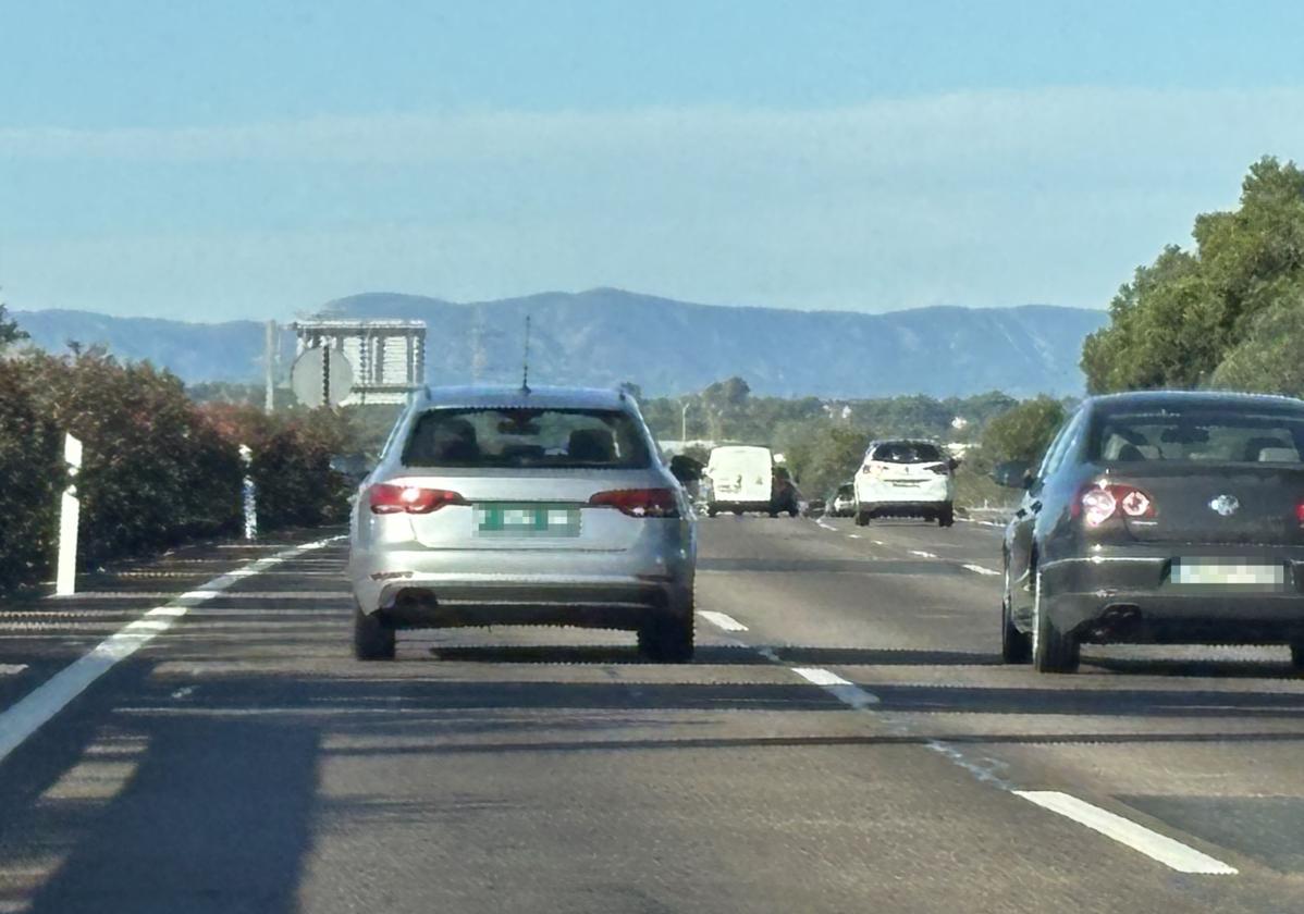 Vehículo con una matrícula verde de la DGT.