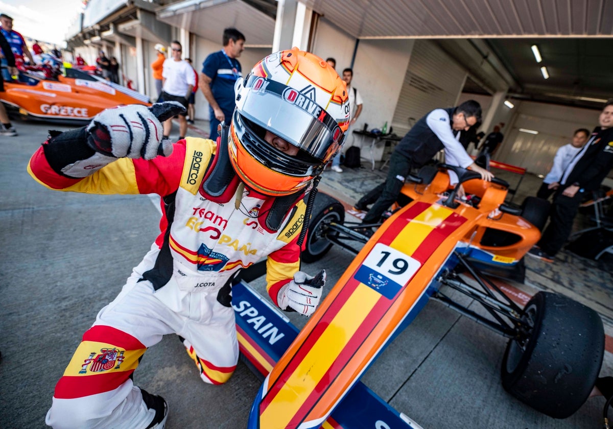 Juan Cota, tras ganar en la carrera clasificatoria de Formula 4.