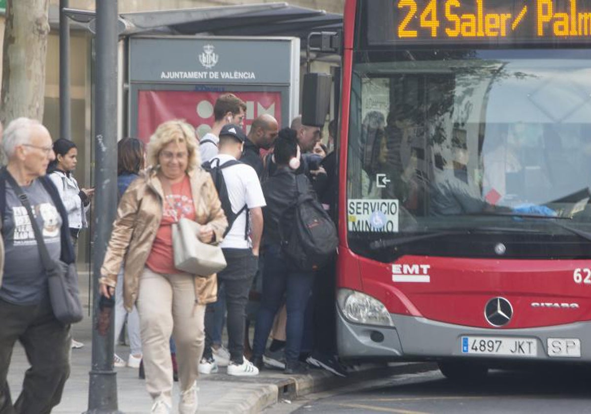 Usuarios de EMT suben a un autobús durante una huelga pasada.