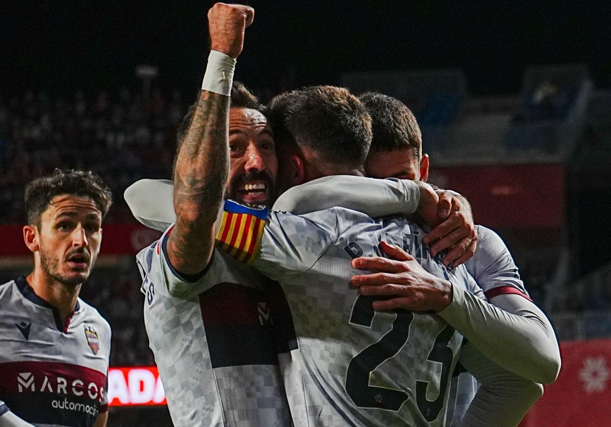 Los jugadores del Levante, celebrando uno de los goles.