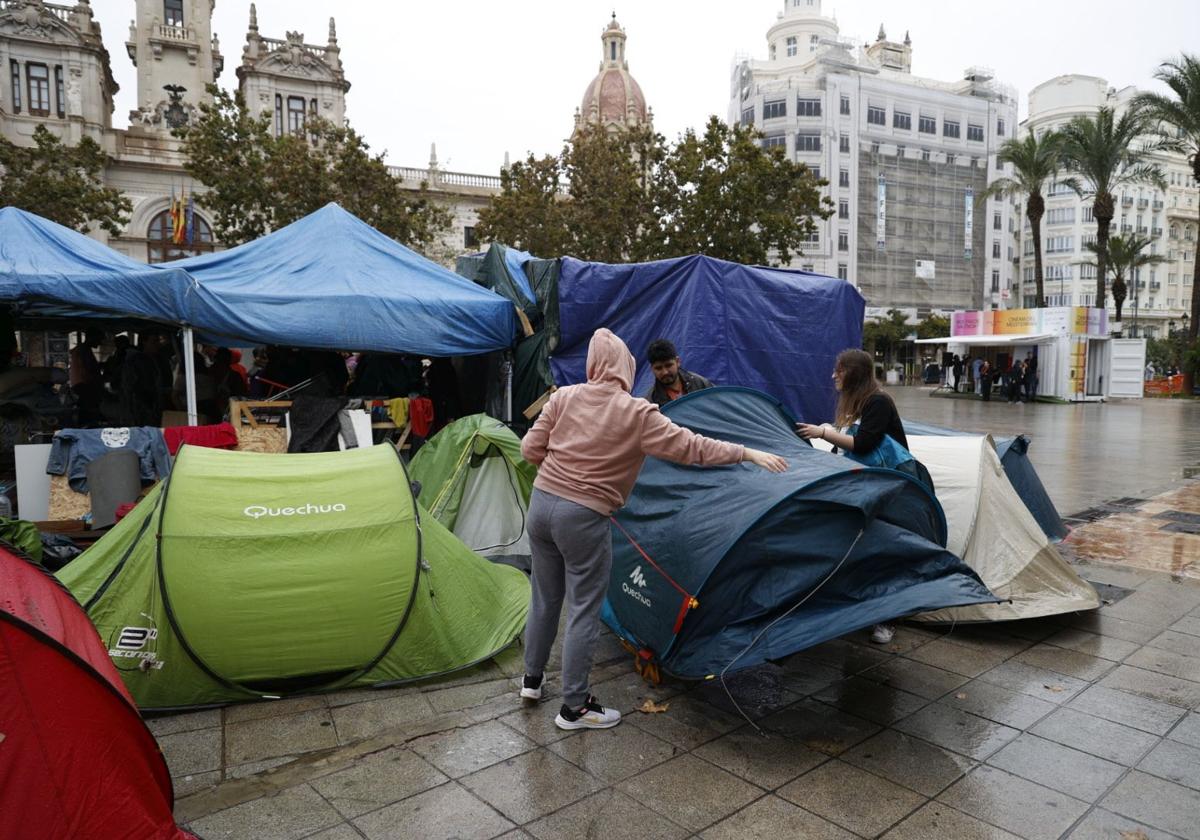 Los acampados en Valencia abandonan la Plaza del Ayuntamiento