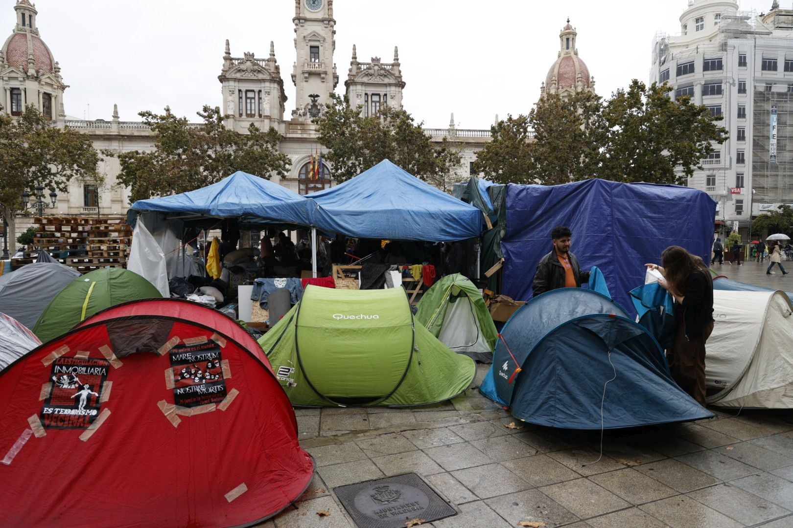 Los acampados en Valencia abandonan la Plaza del Ayuntamiento