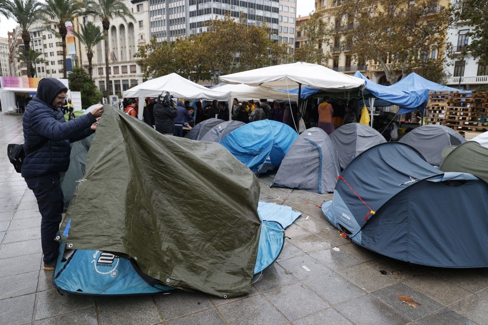 Los acampados en Valencia abandonan la Plaza del Ayuntamiento