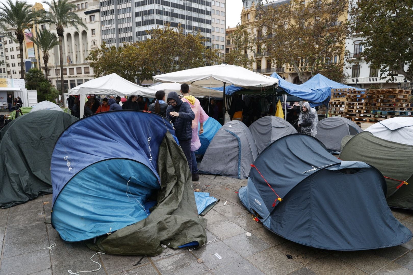 Los acampados en Valencia abandonan la Plaza del Ayuntamiento