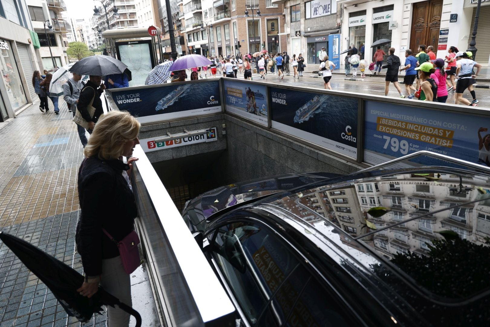 Un conductor ebrio empotra su coche en la entrada del metro de la estación de Colón en Valencia