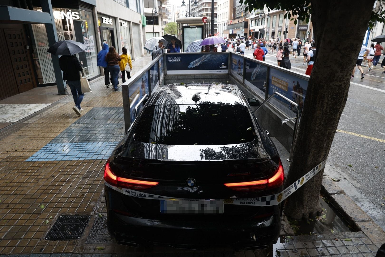 Un conductor ebrio empotra su coche en la entrada del metro de la estación de Colón en Valencia