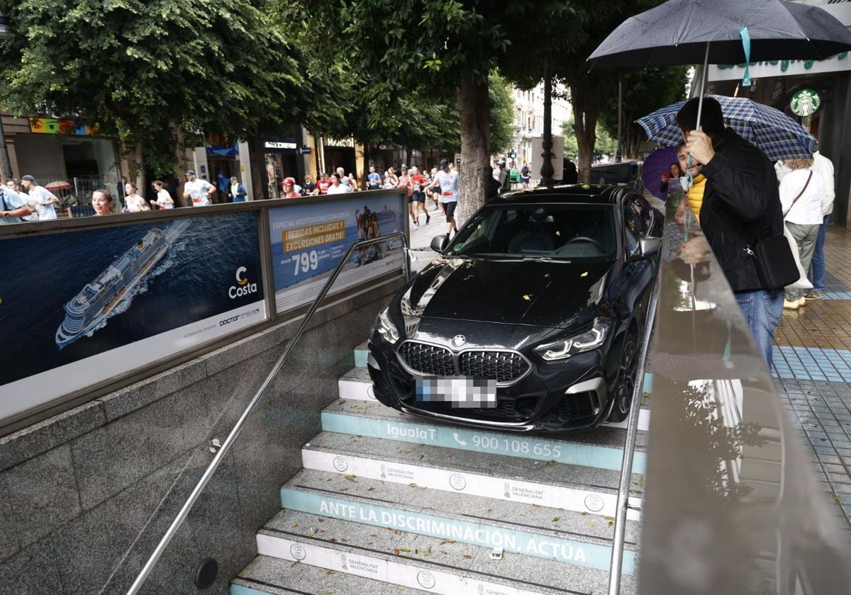 Un conductor ebrio empotra su coche en la entrada del metro de la estación de Colón en Valencia