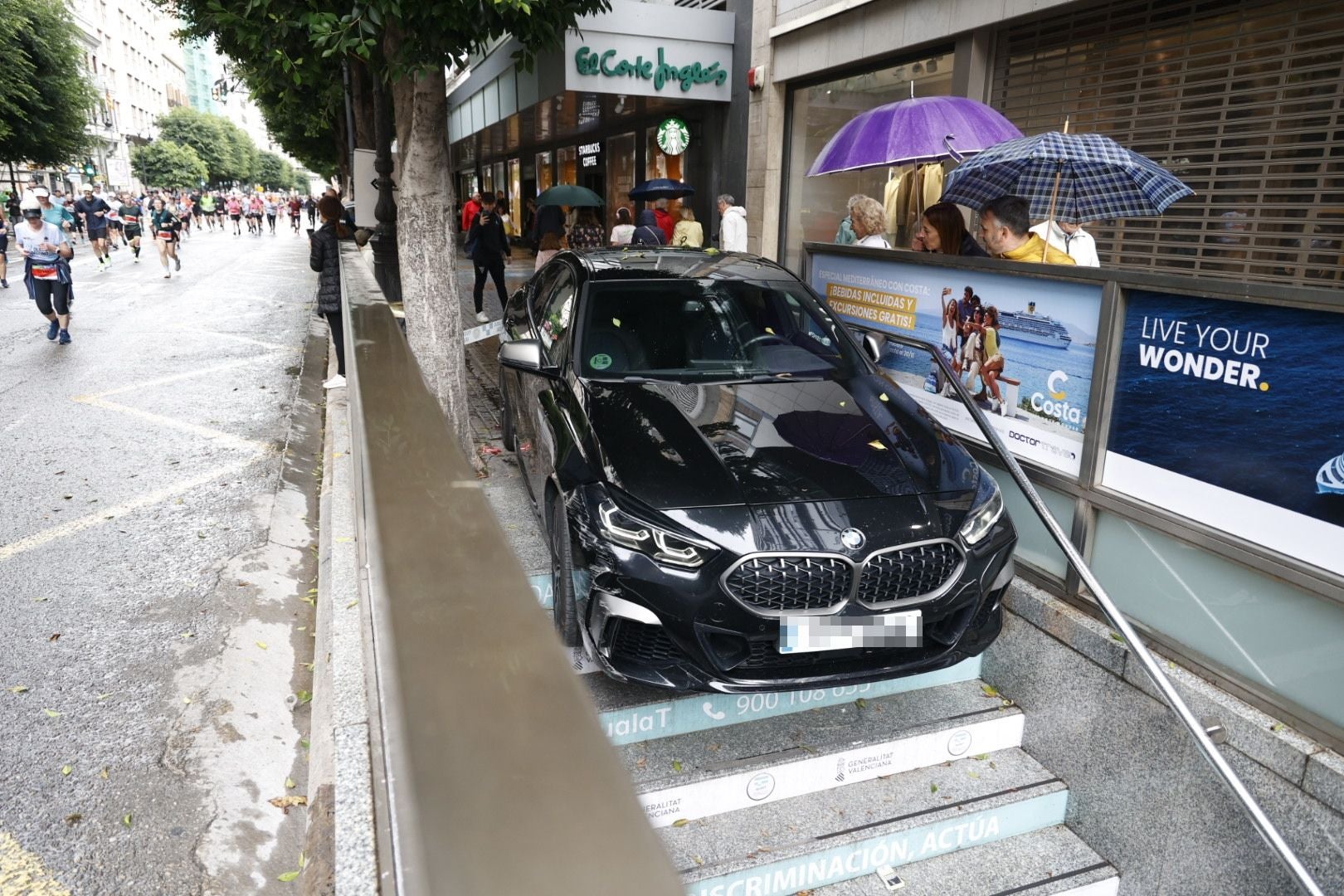 Un conductor ebrio empotra su coche en la entrada del metro de la estación de Colón en Valencia